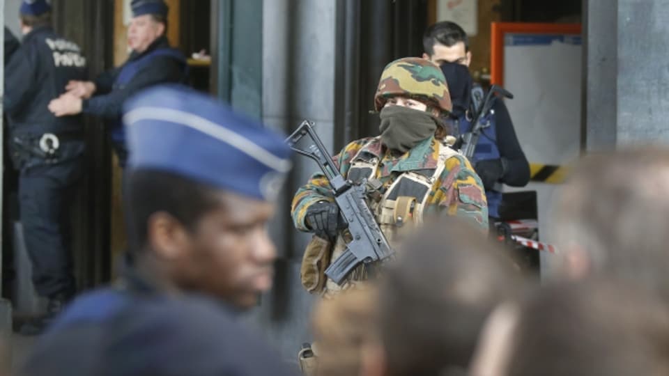 Soldaten und Polizisten kontrollieren den Zugange zum Hauptbahnhof in Brüssel.