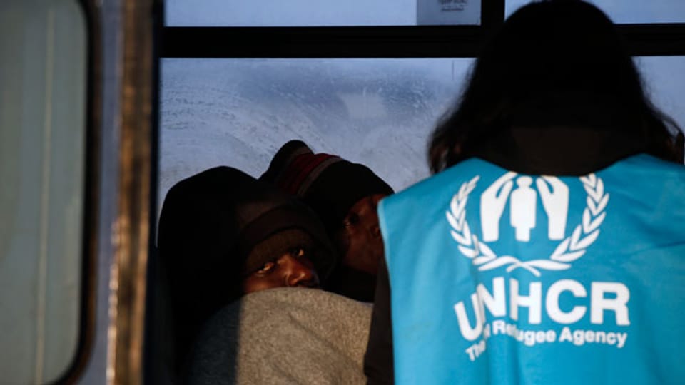 Kontrolle von Flüchtlingen durch das UNHCR im Hafen von Mytilini auf der Insel Lesbos am 21. März 2016.