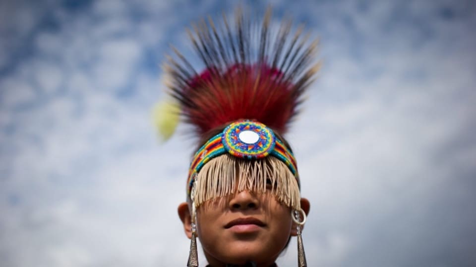 Ein junger Ureinwohner an einem Pow Wow in Vancouver 2014.