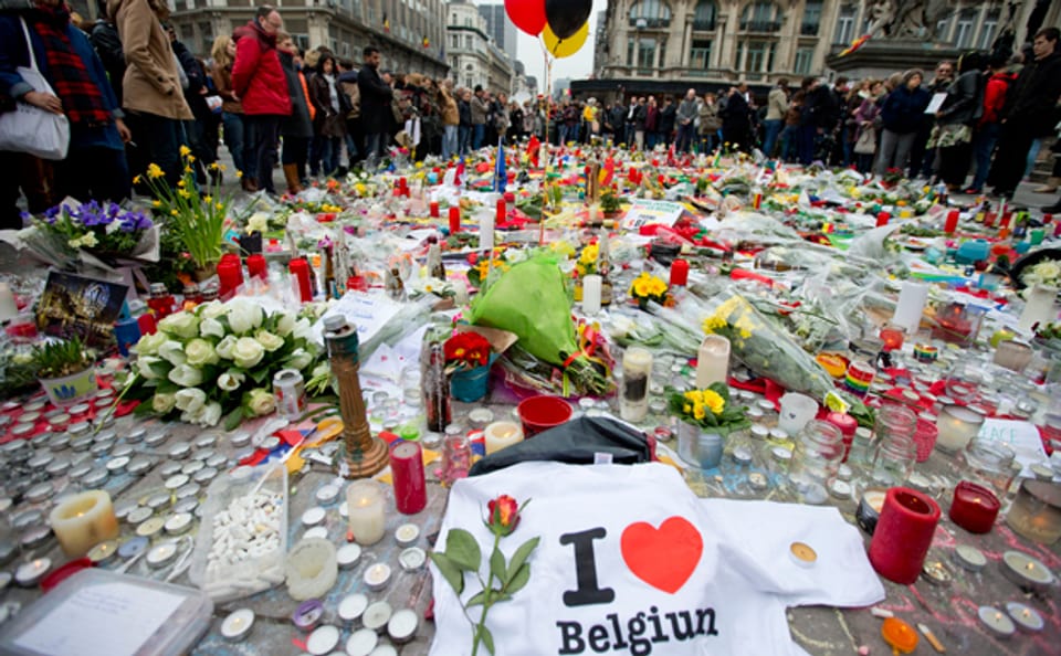 Blumen und Kerzen zum Gedenken der Attentatsopfer auf der Place de la Bourse in Brüssel