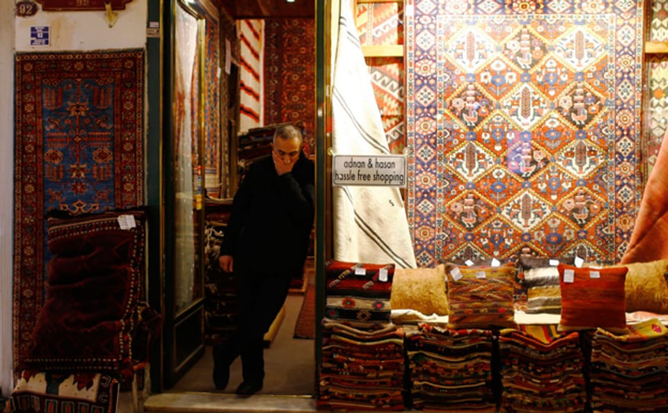 Ein Teppichhändler wartet auf Kunden im Bazar von Istanbul