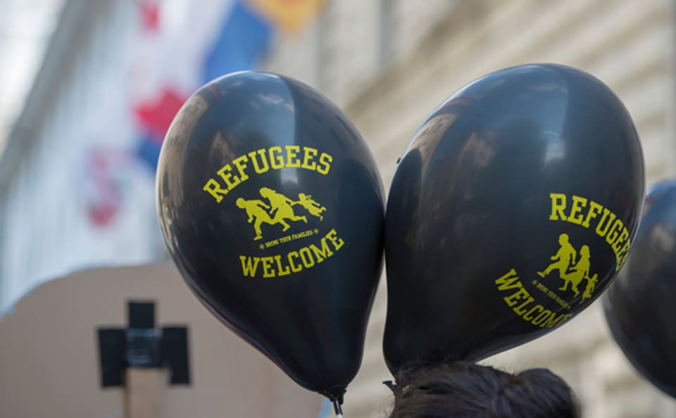 schwarze Ballone mit dem Aufdruck «refugees welcome», an einer Kundgebung in Luzern