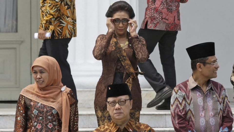 Mit Mut und Entschlossenheit gegen illegale Fischerei: Indonesiens Fischereiministerin (Bildmitte mit Sonnenbrille)