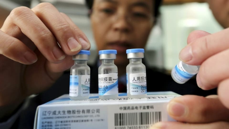 Die Rede ist von einem kriminellen «Händlerring», der diese teils abgelaufenen Impfstoffe im grossen Stil soll aufgekauft haben. Dann haben irgendwie diese Stoffe den Weg in die chinesischen Impfzentren gefunden. Unter den betroffenen Mitteln sollen aber keine obligatorischen Impfungen sein.