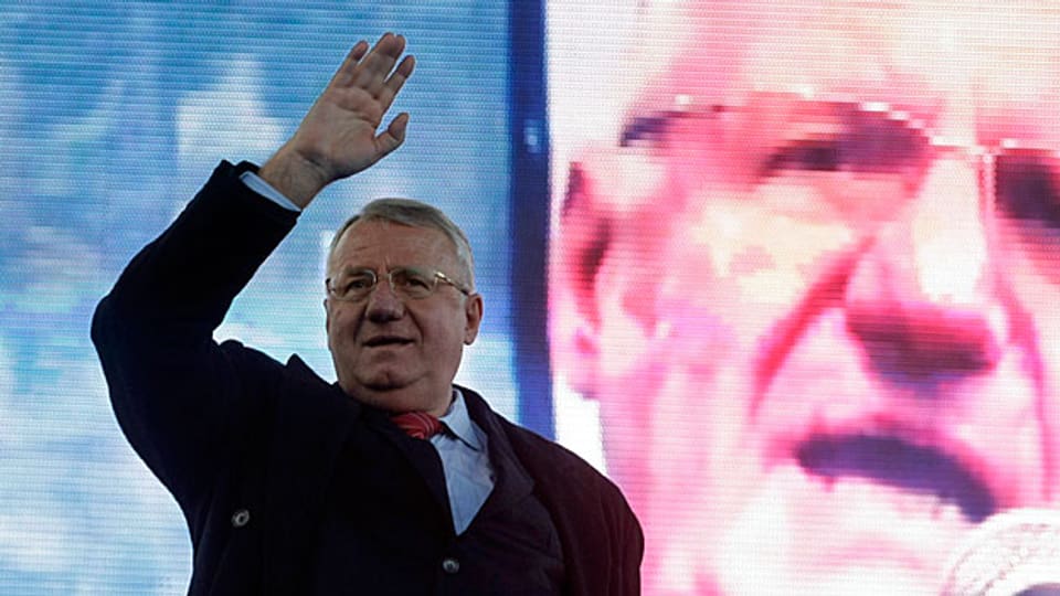 Freigesprochen. Jetzt kann Jetzt kann Vojislav Seselj weiter sein Grossserbien propagieren. Bild: Seselj an Wahlkampfveranstaltung, am 24. März in Belgrad.