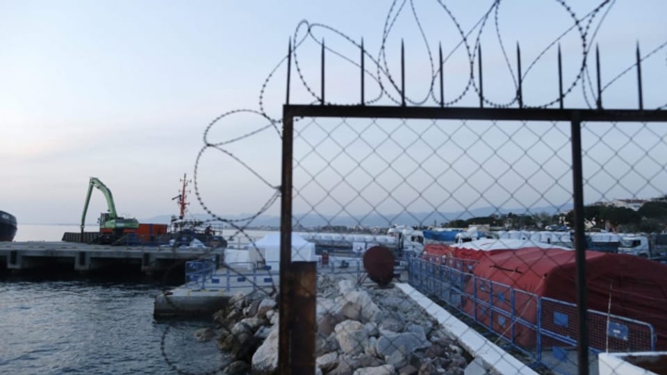 Griechenland beginnt nun, Flüchtlinge und Migranten in die Türkei zurückzuschicken. In einem türkischen Hafen in Izmir bereiten türkische Beamte Zelte für Migranten und Flüchtlinge vor, die von der griechischen Insel Lesbos kommen.