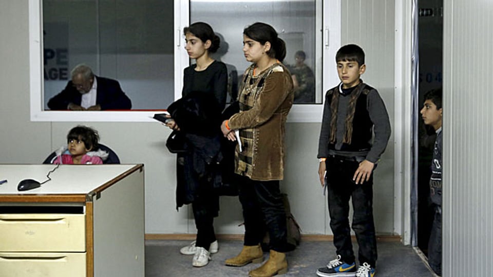 Anstehen zur Registrierung: Kinder und Jugendliche aus Syrien auf der Insel Chios.