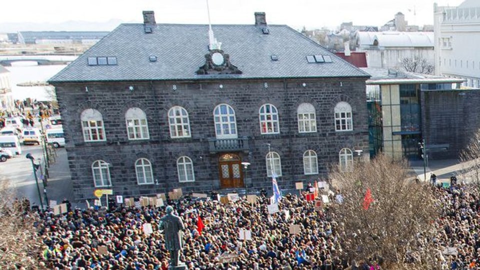 Proteste vor dem isländischen Parlamentsgebäude in Ryekjavik