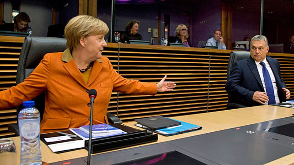 Vielleicht beschwört Kohl die Kohl‘sche Europapolitik: Deutschland verhandelte immer mit dem Scheckbuch und versuchte auf irgendeine Weise auch die Kleinen an Bord zu holen. Vielleucht will Kohl dies nicht nur Merkel sagen, sondern auch Orban – den er trotz des autoritären Gebarens als grossen Europäer bezeichnet. Freunde sind Freunde. Bild: Angela Merkel und Viktor Orban in Brüssel.