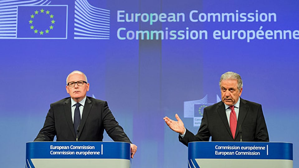 EU-Vize-Kommissionspräsident Frans Timmermans und der EU-Kommissar für Migration Dimitris Avramopoulos an der Medienkonferenz in Brüssel