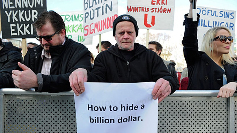 «Wie versteckt man eine Milliarde Dollar?», steht auf dem Plakat an einer Protestkundgebung gegen den isländischen Premierminister.