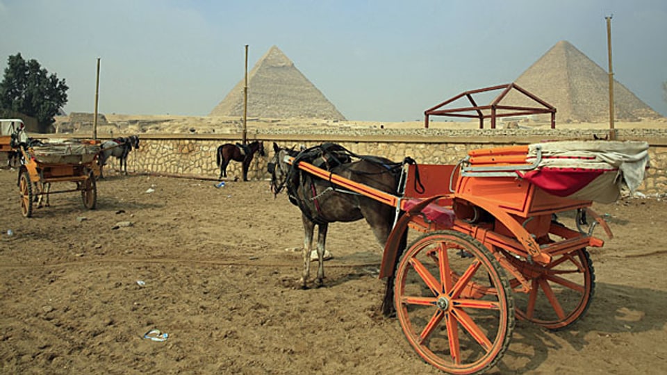 Die Mutter der Welt, so nennen die Ägypter unbescheiden ihre Nation. Die regionale Ausstrahlung ist nur noch ferne Erinnerung. Bild: Pferdekutschen warten auf Touristen. Vergeblich.