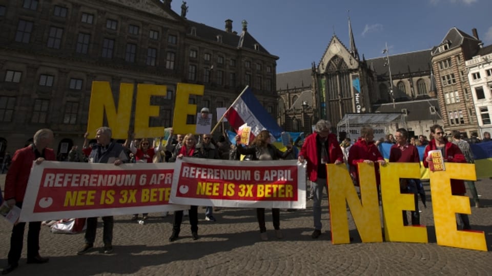 Eine große Mehrheit hat gegen das Abkommen der EU mit der Ukraine gestimmt. Bei dem Referendum in den Niederlanden erhielten die Vertragsgegner laut Hochrechung über 60 Prozent der Stimmen. Die Wahlbeteiligung lag demnach knapp über 30 Prozent - damit wäre das Referendum gültig.