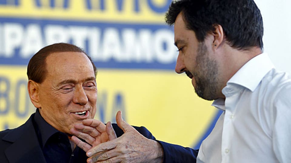 Der beinahe 80jährige Berlusconi hat an Anziehungskraft verloren, darum zerfällt sein Bündnis. Grösstes Bruchstück ist derzeit die Lega Nord, die sich unter ihrem Chef Matteo Salvini dem weit rechts stehenden französischen Front National angenähert hat. In Italien wetten viele darauf, dass die Lega Nord weiter zulegen wird und Richtung Mittel- und Süditalien expandiert.