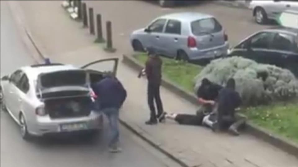 Die Verhaftung eines Verdächtigen in Anderlecht, wahrscheinlich Abrini, wurde von einem Passanten gefilmt.