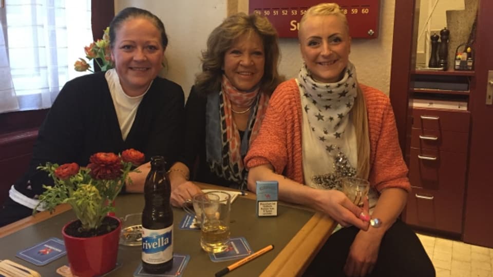 Sie mögen die Raucher: Die Wirtinnen Dandra Krummenacher, Margrit Windlin und die Serviertochter Isabelle im Café La Suisse in Luzern.