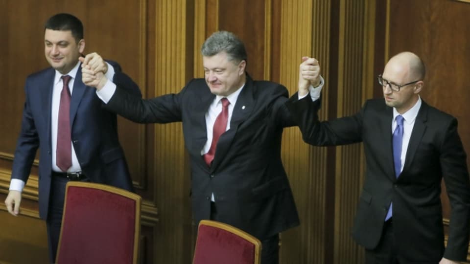Auf Jazenjuk (rechts) soll Groisman (links) folgen. Der Ziehsohn von Präsident Poroschenko (Mitte).