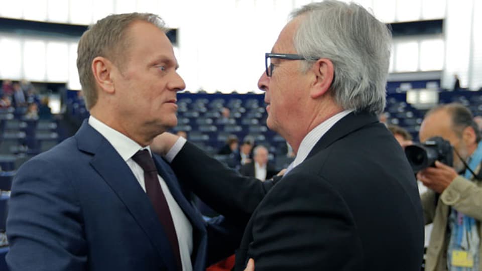 EU-Ratspräsident Donald Tusk (links) und Jean-Claude Juncker vor dem EU-Parlament.