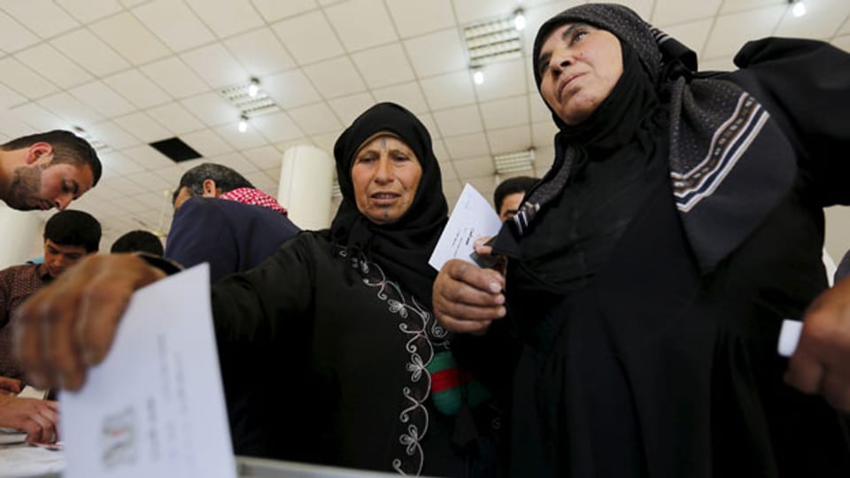 Frauen aus Aleppo geben ihre Stimmen in einem Wahllokal ab während der Parlamentswahlen in Damaskus am 13. April 2016.