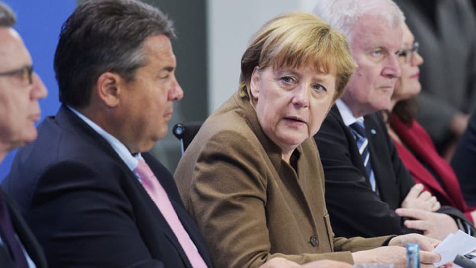 Beim Integrationsgesetz geht es um Fördern und Fordern. Bundeskanzlerin Angela Merkel (Mitte) und Vize-Kanzler Sigmar Gabriel (zweiter von links).