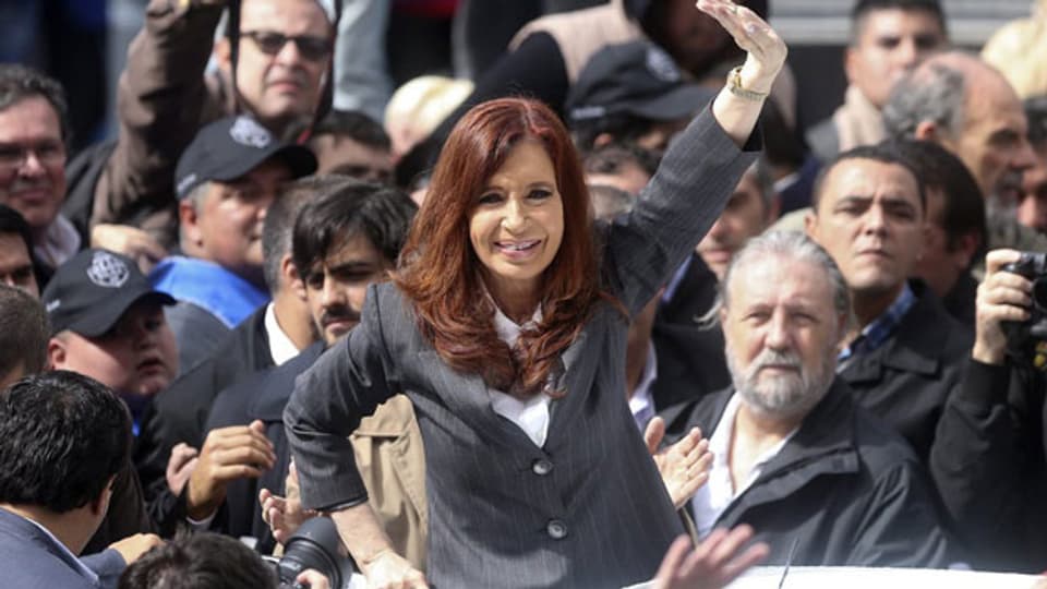 Argentiniens ehemalige Präsidentin Cristina Fernandez de Kirchner inmitten ihrer Fans nach der Untersuchung in Buenos Aires.
