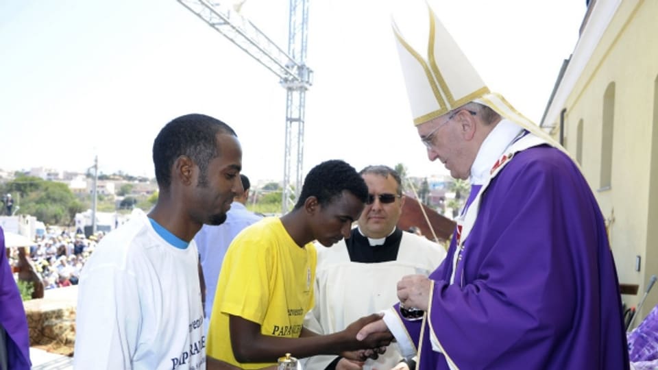 Papst Franziskus besucht die Flüchtlinge auf der Insel Lesbos.
