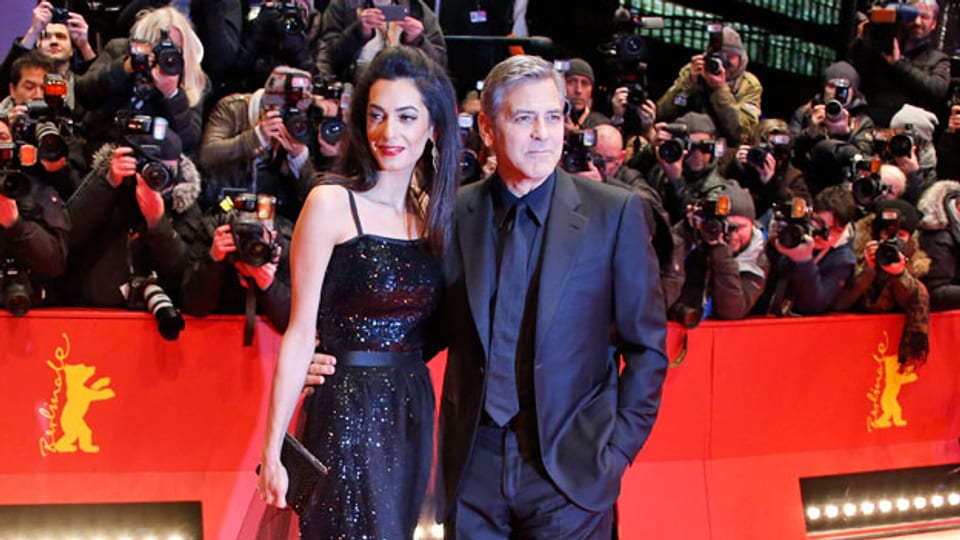 Wo das Ehepaar Amal und George Clooney auftaucht, ist Medienpräsenz sicher. Hillary Clinton spannt die beiden für ihren US-Präsidentschaftswahlkampf ein.