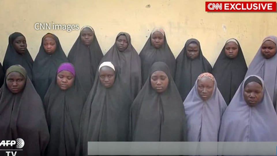 Seit zwei Jahren werden über 200 Mädchen vermisst. Ein Video an den US Fernsehsender CNN soll beweisen, dass sie noch leben.