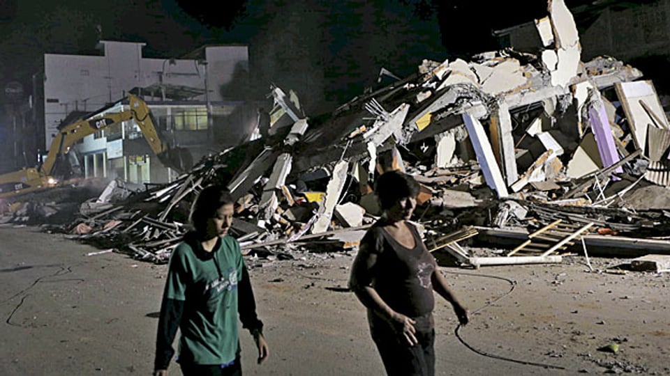 Noch immer steigt die Opferzahl nach dem verheerenden Erdbeben in Ecuador. Bild: Zerstörtes Haus in Portoviejo an der Pazifikküste.