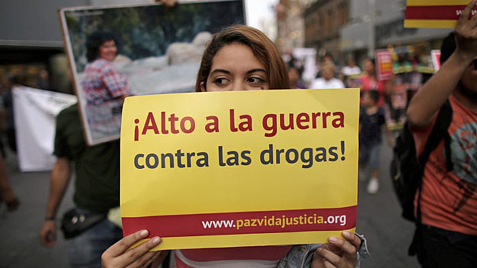 Die Länder Lateinamerikas sind vom Drogenproblem besonders stark betroffen. Bild: Eine Demonstrantin in Monterrey fordert «Stopp dem Drogenkrieg».