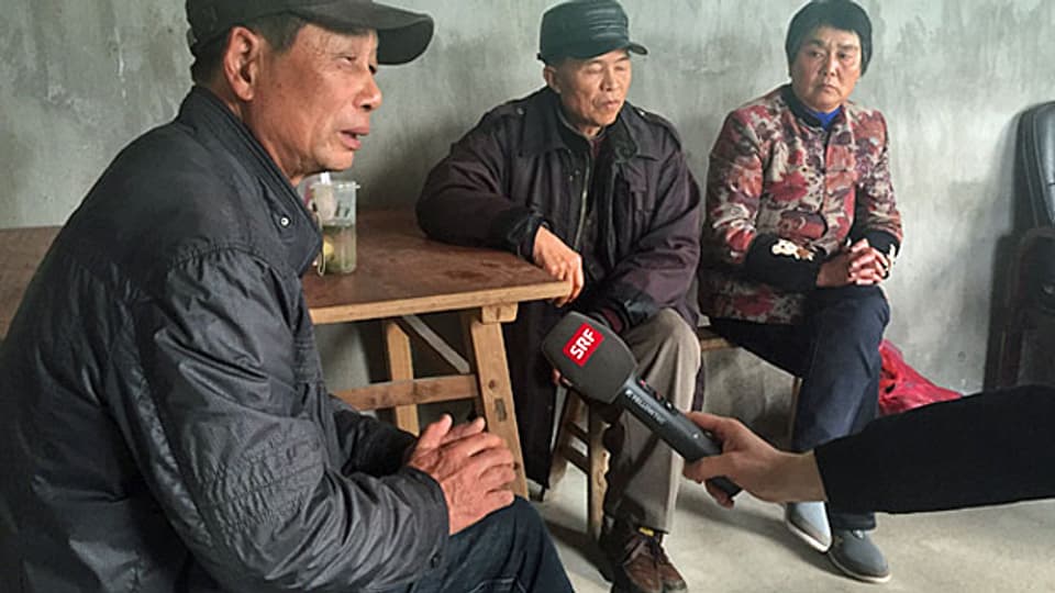 Das Ehepaar Gu sitzt in einem grauen Betonhäuschen und unterhält sich mit Bauern aus der Nachbarschaft. Mit der modernen Technik kämen sie nicht mehr mit, sagt der 66-jährige Gu Meicheng, die Landwirtschaft rechne sich nicht mehr. Das Paar sucht jetzt nach einem Pächter; es ist typisch für die traditionelle chinesische Landwirtschaft.