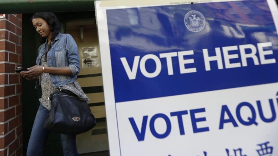 Eine US-Stimmbürgerin verlässt ein Wahllokal in New York City.