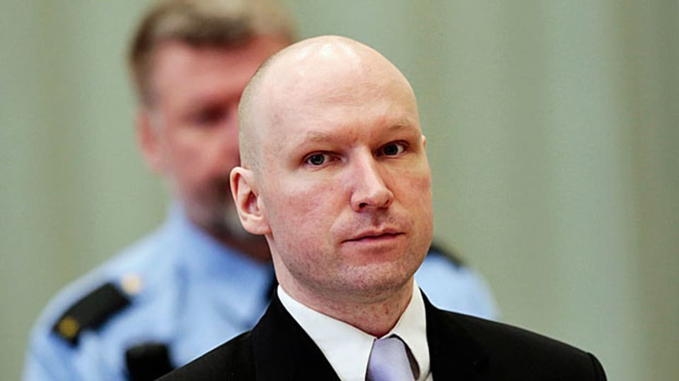 Der Norweger Anders Breivik hatte im Juli 2011 bei Anschlägen in Oslo und auf der Insel Utøya 77 Menschen getötet. Dafür hatte ihn ein Gericht zu 21 Jahren Gefängnis verurteilt.