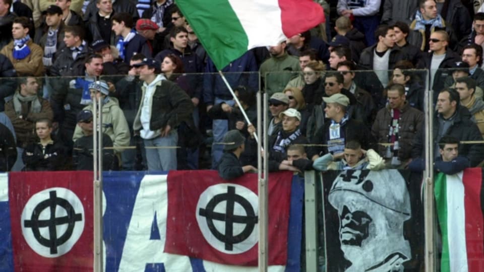 Lazio Roma - Fans mit Faschisten-Flaggen: Der lasche Umgang mit rassistischen Symbolen zeigt sich deutlich auch im italienischen Fussball.