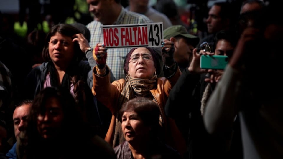 Demonstranten in Mexiko-Stadt fordern eine vollständige Aufklärung des Verbrechens.