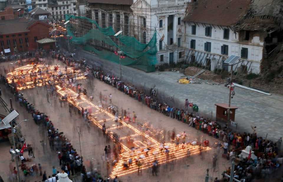 Nepalesen kommen in Kathmandu an einem Gedenkanlass zusammen. Die Kerzen symbolisieren die zerstörten Tempel.