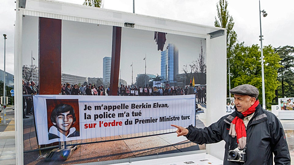 Wer stoppt Erdogan? Genf erteilt dem türkischen Präsidenten eine Abfuhr - doch dieser lässt sich nicht beirren. Bild: Der Fotograf Demir Sönmez steht vor dem vom türkischen Konsulat beanstandeten Bild in Genf.