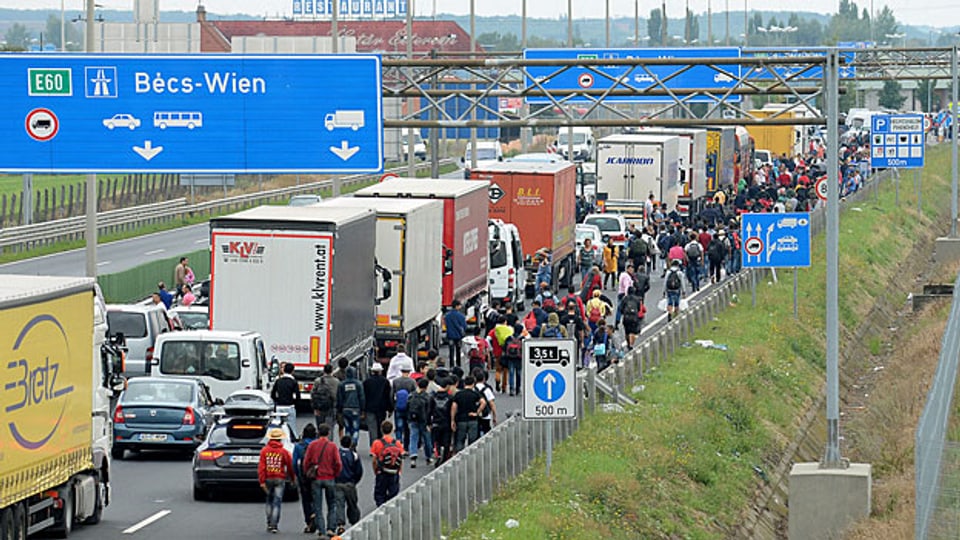 Flüchtlinge im Herbst 2015 auf der ungarischen Autobahn an der Grenze zu Österreich.