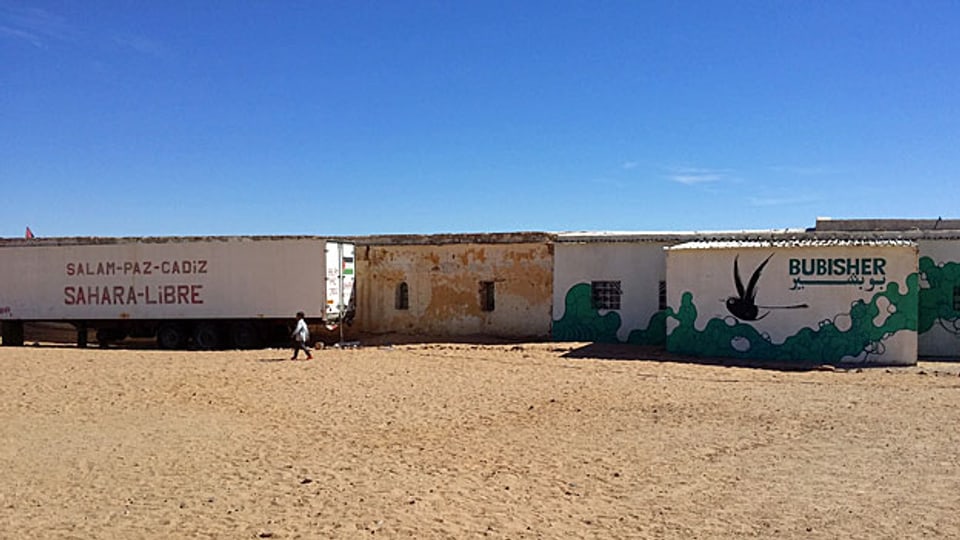 Die UNO hat vor einigen Jahren ein Besuchsprogramm zwischen Marokko und der Polisario vermittelt: Flüchtlinge aus den Lagern bei Tindouf (Bild) konnten fünf Tage lang zurück in die von Marokko beherrschte Heimat und dort ihre Verwandten treffen. Dieses Besuchsprogramm ist zur Zeit unterbrochen – offenbar weil Marokko Mitgliedern der Polisario das Besuchsrecht verweigert hat.