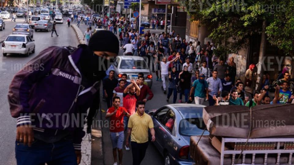 Die Polizei setzte am Montag Tränengas gegen die Demonstranten ein, die zu Hunderten durch die Strassen von Kairo marschierten.