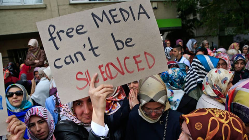 Bürgerinnen wehren sich gegen die Unterdrückung der Presse-und Meinungsfreiheit in der Türkei.