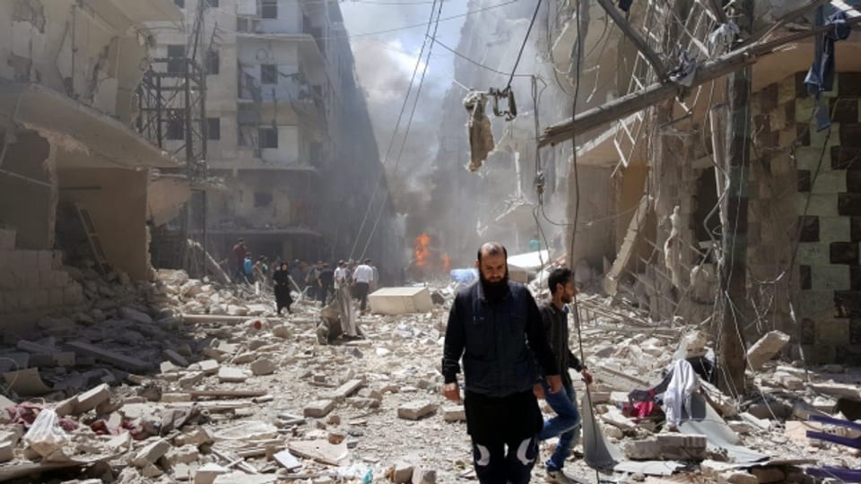 Zerstörung nach dem jüngsten Luftangriff in Aleppo.