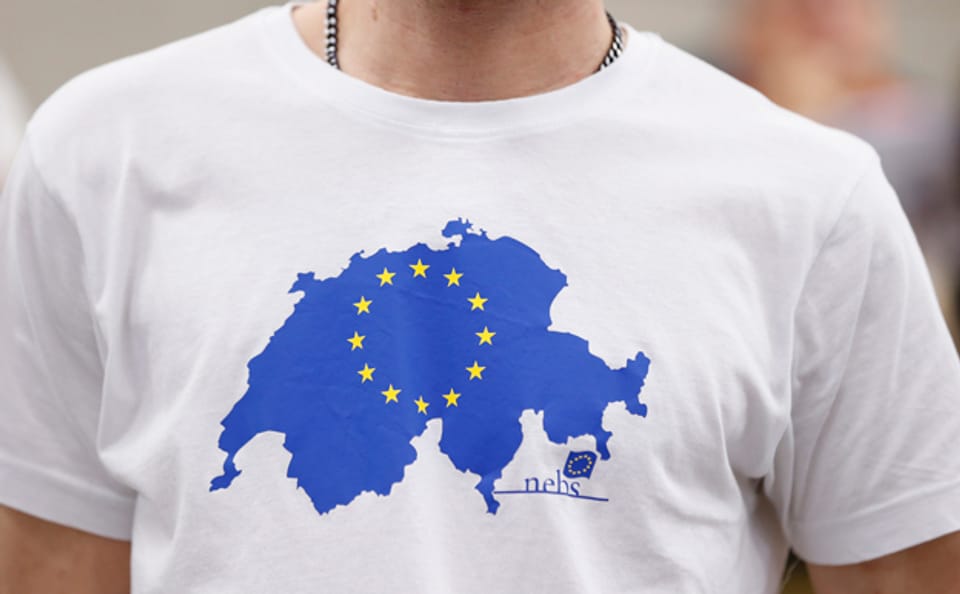 Ein Nebs-Mitglied mit einem T-Shirt, das einen Schweizer Beitritt zur EU symbolisiert