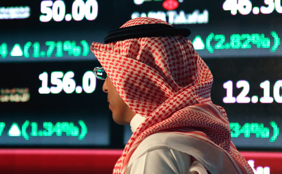 Ein Saudi-Araber vor einer Anzeigetafel der Börse in Riad, der Tadawul Saud Stock Exchange