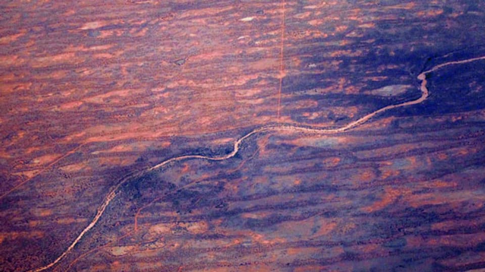 Luftaufnahme eines ausgetrockneten Flusses im australischen Outback.