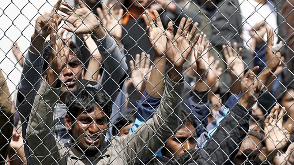 Das Dublin-Abkommen regelt, dass der EU-Staat, den Asylsuchende zuerst erreichen, das Asylverfahren durchführen muss; zurzeit trifft das Italien und Griechenland hart. Bild: Flüchtlinge auf der griechischen Insel Lesbos warten auf die Rückschaffung in die Türkei.