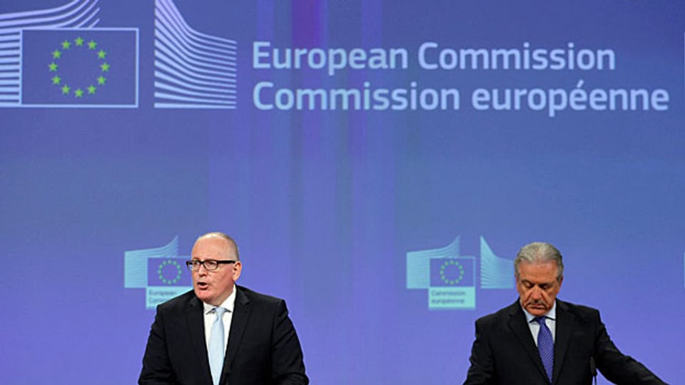 Bis Mitte Juni müsse die Türkei die restlichen Bedingungen erfüllen, die EU-Kommission werde genau hinschauen, sagte EU-Vizekommissionspräsident Frans Timmermans an der Medienkonferenz in Brüssel. Neben Timmermans EU-Migrationskommissar Dimitris Avramopoulos.