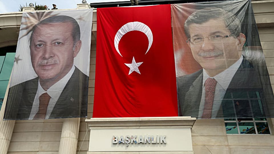 Ein Bild des türkische Präsidenten Erdogan, eine türkische Flagge, ein Bild des türkischen Premiers Davutoglu an einer Hausfassade in Istanbul