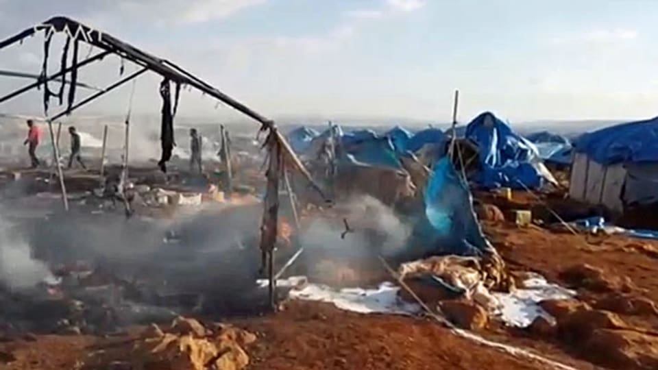 Verbrannte und zerstörte Zelte nach dem Bombenangriff im Flüchtlingslager Sarmada in der syrischen Provinz Idlib.