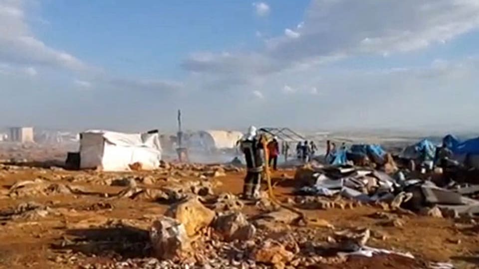 Blick auf die Zerstörungen in einem Flüchtlingslager nahe der syrisch-türkischen Grenze.